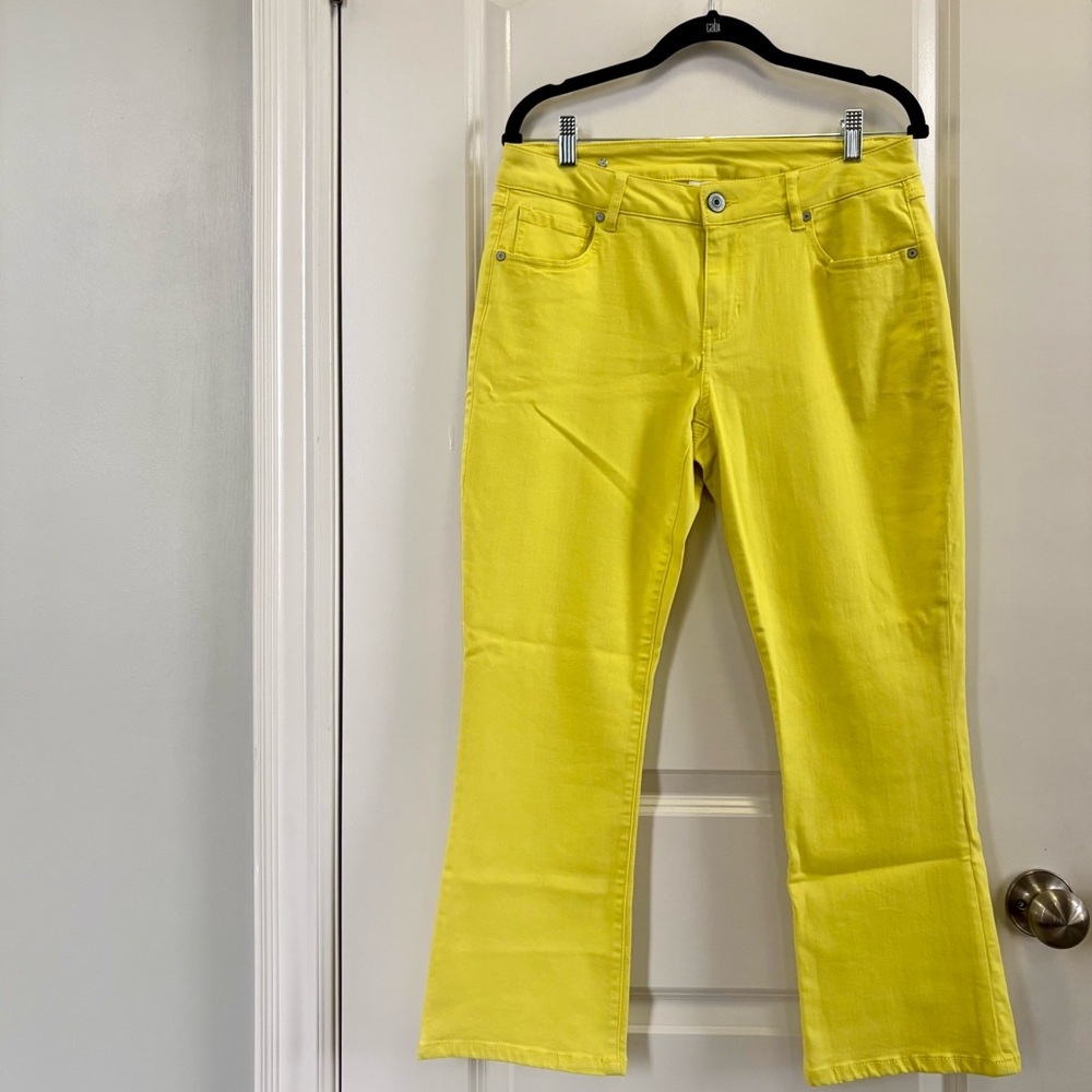 SALE! CAbi 💫 NWOT Spring 2023 Kick Back Kick Flare, Cropped Jeans, Size 8 #6286